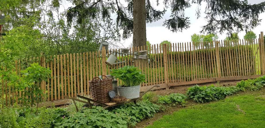 Staketenzaun aus Robinie