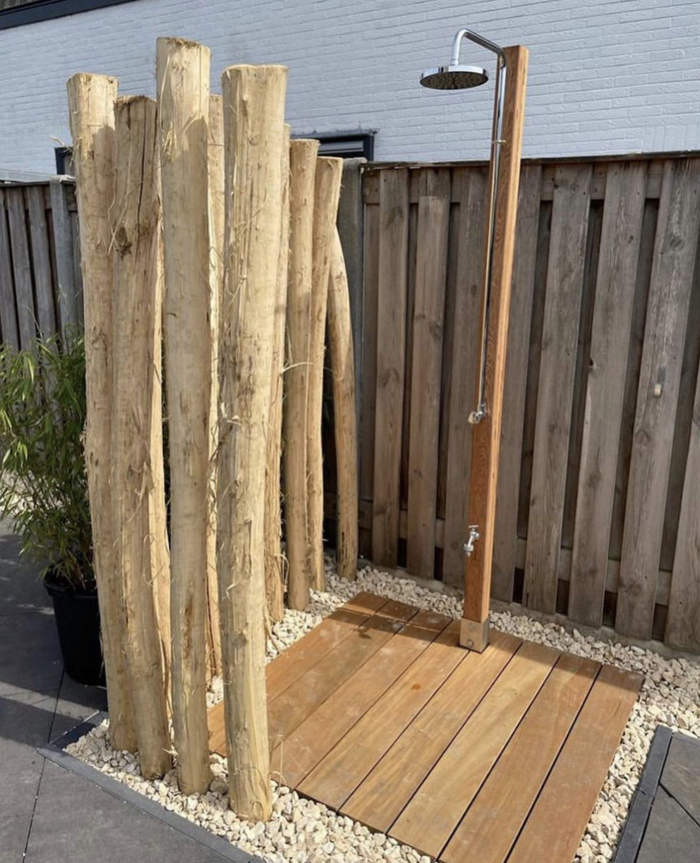 Gartendusche Sichtschutz aus Kastanienpfählen