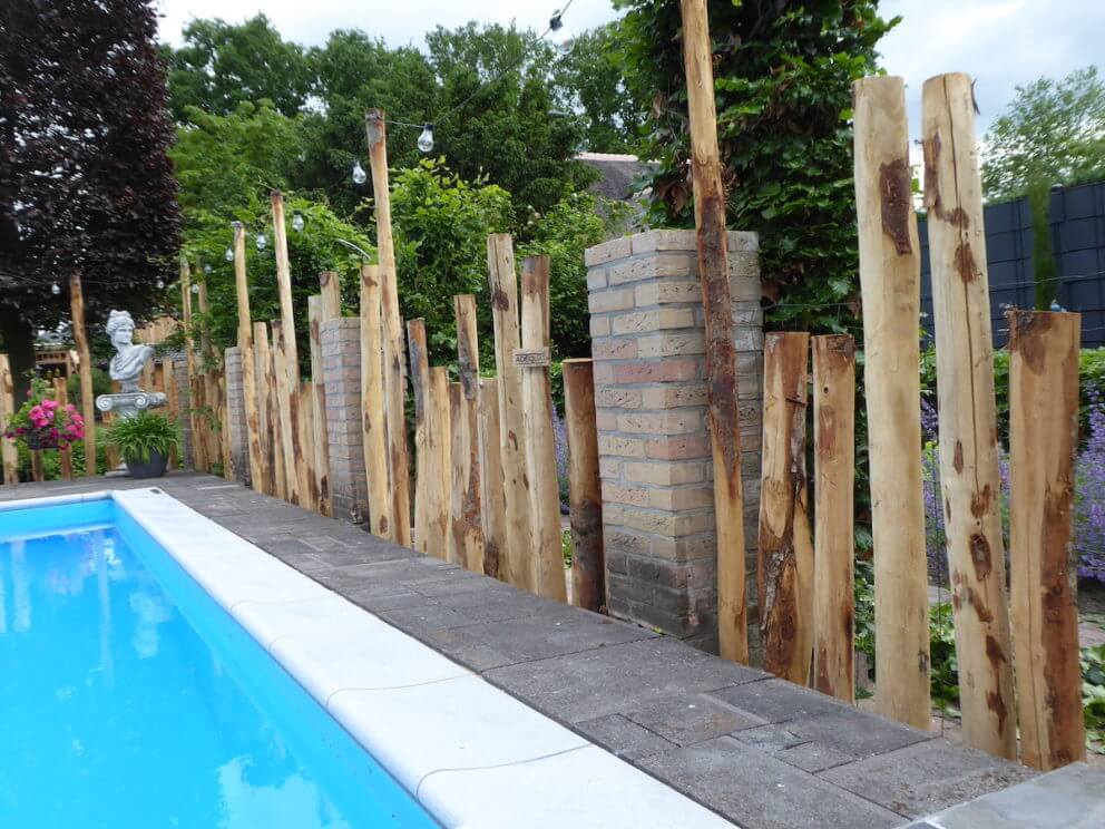 Poolzaun: Dekorative Holzpfähle aus Kastanie als Abtrennung