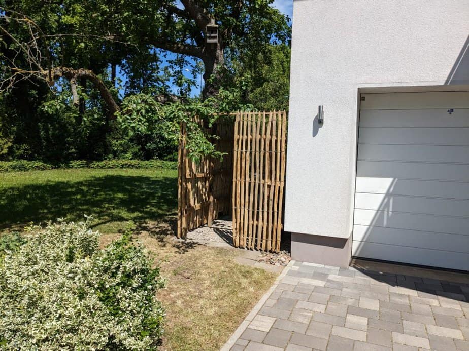 Staketenzaun Kastanie 200 cm hoch, 2 cm Lattenabstand für Sichtschutz Mülltonnen