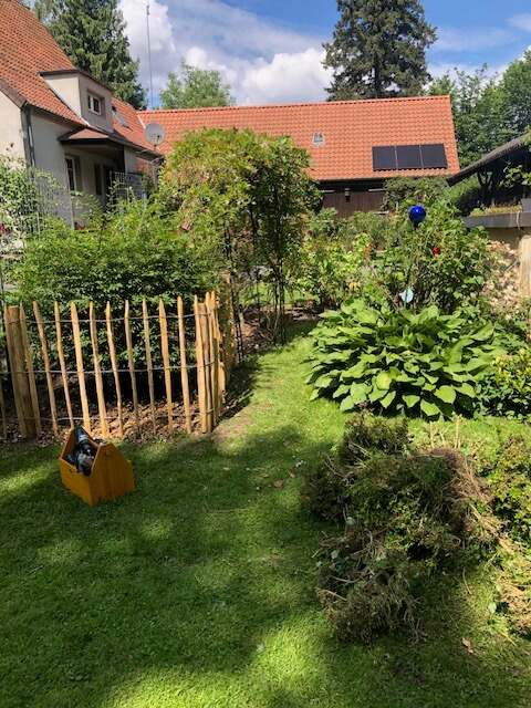 Stakentenzaun Kastanie 100 cm hoch, Abstand 8 cm mit Kastaniennpfosten Durchmesser 7/9 cm und Länge 120, 150/160 und 250 cm