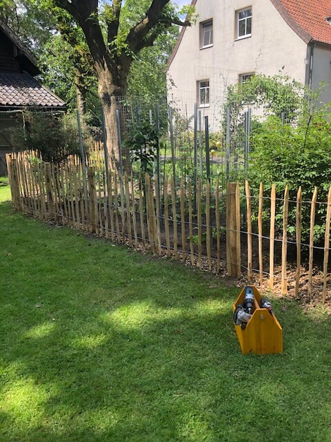 Stakentenzaun Kastanie 100 cm hoch, Abstand 8 cm mit Kastaniennpfosten Durchmesser 7/9 cm und Länge 120, 150/160 und 250 cm
