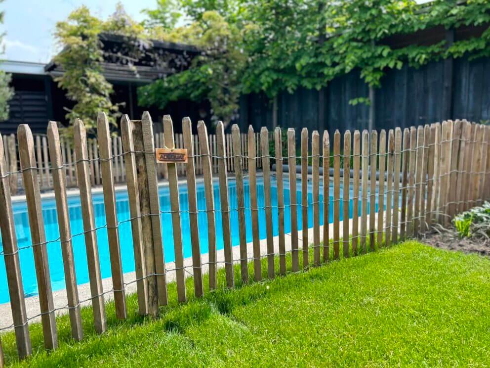 Pool-Zaun Holz: Staketenzaun Robinie 80 cm hoch mit 4 cm Lattenabstand
