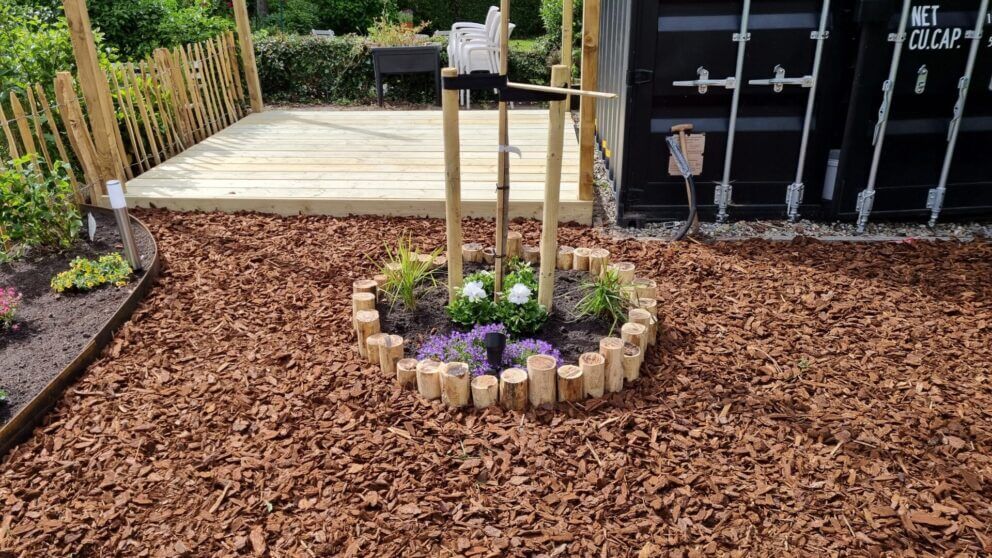 Baumumrandung Idee: Baumbeet einfassen mit Holz: Pfähle aus Robinie 8-10 cm Ø