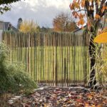 Staketenzaun 200 cm hoch, Abstand 2 cm mit Kastanien Pfost 250 cm Länge, Durchmesser 4/6 cm ohne Spitze