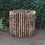 Een schapenhek om een composthoop