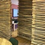 Hegn af kastanjetræ på 150 cm med staveafstand på 2 cm til uden- óg indenfor.
