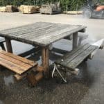Rengøring af et træ havemøbel