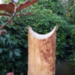 À l'aide d'une perceuse, d'un ciseau et d'une scie, les montants sont travaillés de manière à ce que la poutre s'y insère précisément.