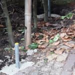 Faites un trou à l'endroit où le socle doit être placé. Tenez compte du pavage, par exemple.