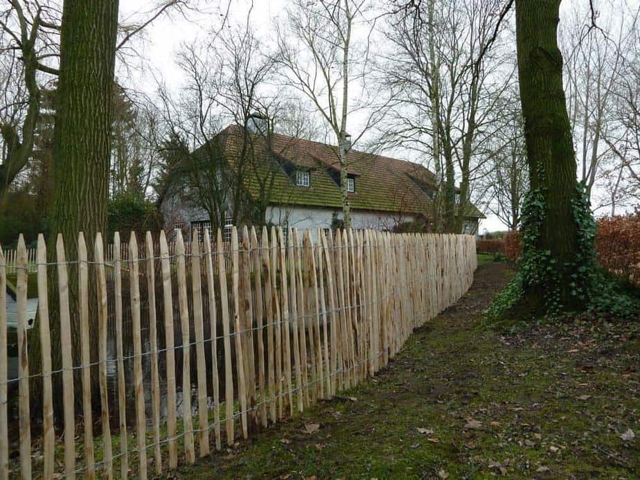 Clôture ganivielle française en bois de châtaignier de 120 cm de hauteur et avec un espacement de 4 cm. entre les lattes.