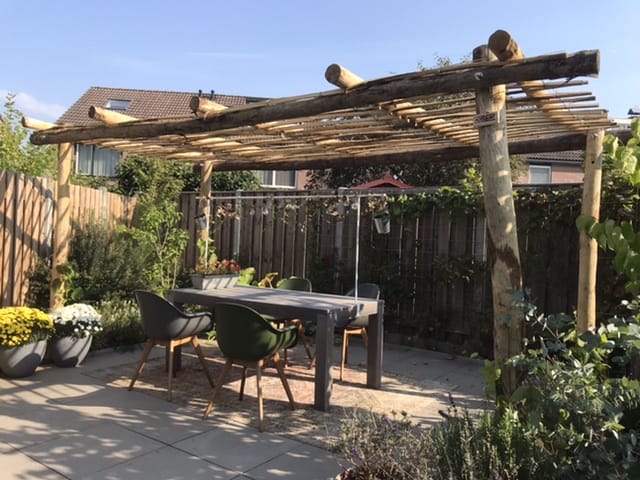 Clôture ganivielle française en bois de châtaignier de 120 cm de hauteur et avec un espacement de 10 cm. entre les lattes.