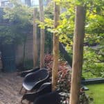 Les poteaux en châtaignier ne doivent pas pour l'instant être dans le sol ; vous pouvez, par exemple, les maintenir en place avec des chaises.