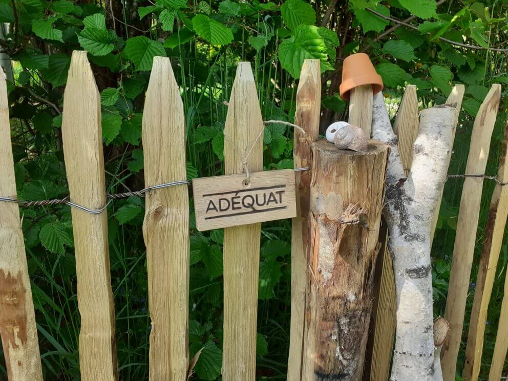 Clôture ganivielle française en bois de châtaignier de 80 cm de hauteur et avec un espacement de 4 cm. entre les lattes.