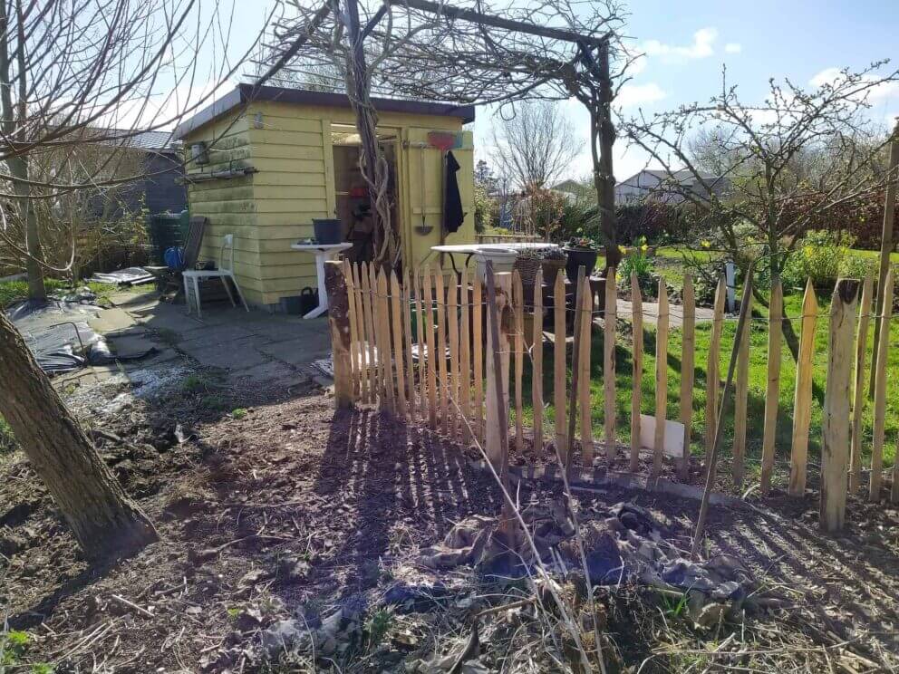 Clôture ganivielle française en bois de châtaignier de 80 cm de hauteur et avec un espacement de 4 cm. entre les lattes.