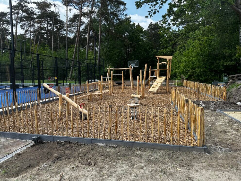 Clôture ganivielle française en bois de châtaignier de 80 cm de hauteur et avec un espacement de 10 cm. entre les lattes. Pour une aire de jeux.