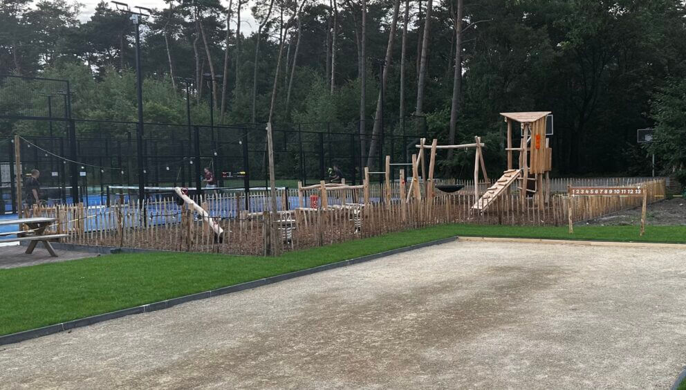 Clôture ganivielle française en bois de châtaignier de 80 cm de hauteur et avec un espacement de 10 cm. entre les lattes. Pour une aire de jeux.