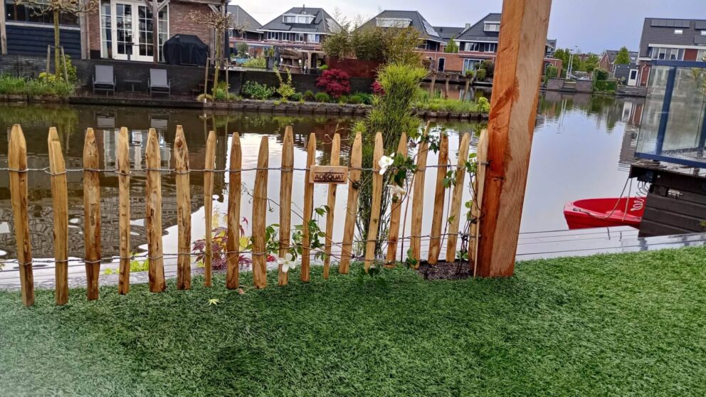 Clôture ganivielle française en bois de châtaignier de 50 cm de hauteur et avec un espacement de 4 cm entre les lattes. Securize une plaque d'eau.