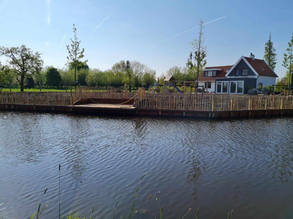 Clôture ganivielle française en bois de châtaignier de 80 cm de hauteur et avec un espacement de 8 cm. entre les lattes. Securise plaque l'eau.
