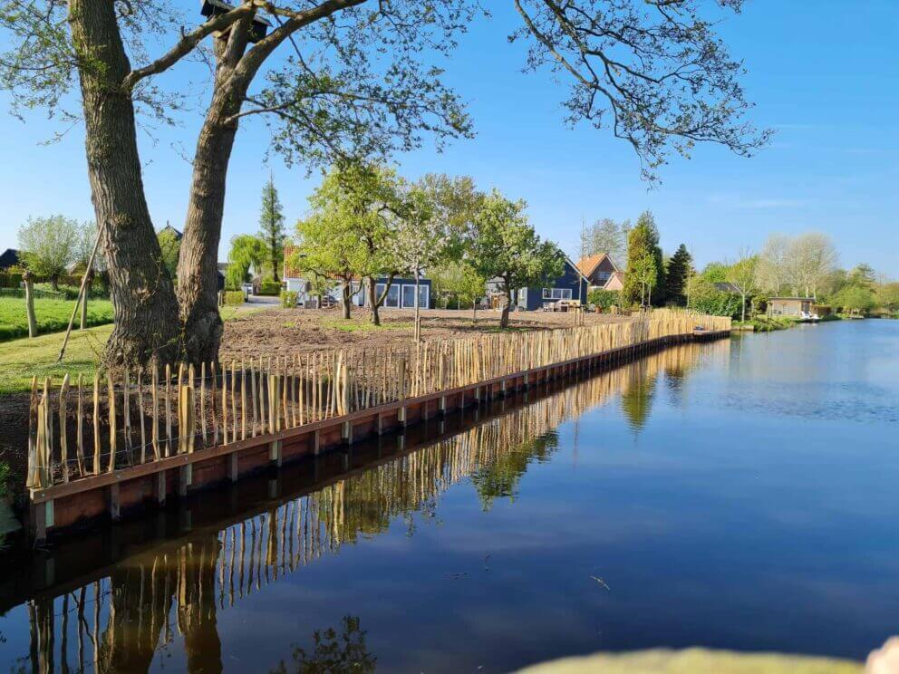 Clôture ganivielle française en bois de châtaignier de 80 cm de hauteur et avec un espacement de 8 cm. entre les lattes. Securise plaque l'eau.