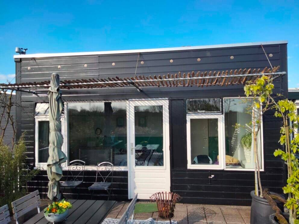Clôture ganivielle française en bois de châtaignier de 80 cm de hauteur et avec un espacement de 8 cm. entre les lattes. pour faire du l'ombre.