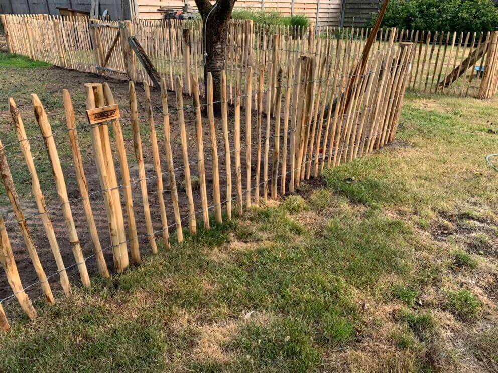 Clôture ganivielle française en bois de châtaignier de 100 cm de hauteur et avec un espacement de 6 cm. entre les lattes.
