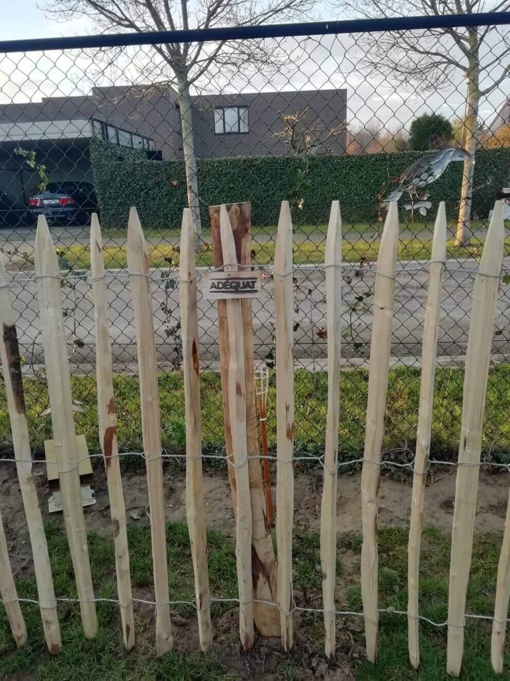 Clôture ganivielle française en bois de châtaignier de 120 cm de hauteur et avec un espacement de 6 cm. entre les lattes.