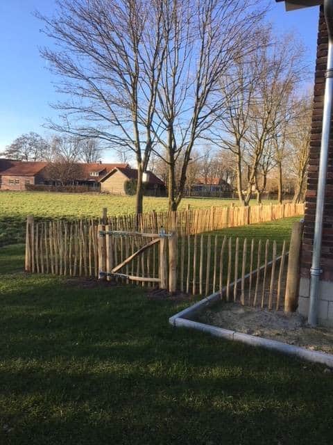 Frans Schapenhek van 80 cm hoog met een latafstand van 6 cm en een raamwerkpoort van 80 cm hoog.