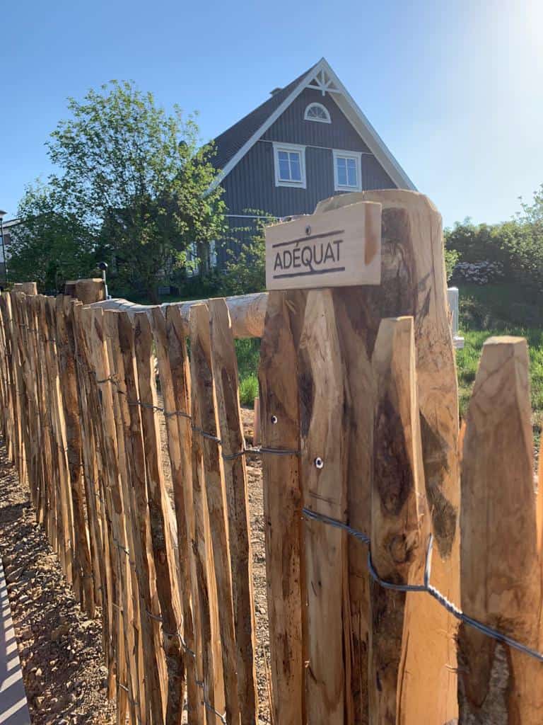 Schapenhek van 120 cm hoog met latafstand 4 cm en een dubbele raamwerkpoort van 150 cm breed bij 120 cm hoog per poortdeel.