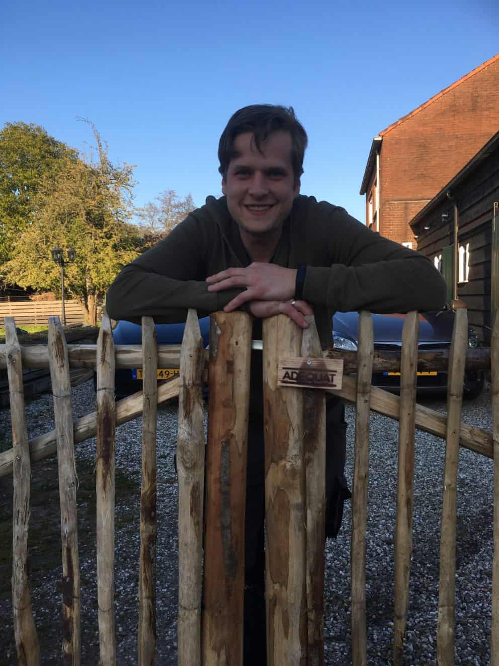 Dubbele Franse raamwerkpoort van 250 cm breed en 120 cm hoog per poortdeel bekleed met schapenhek van 120 cm hoog met een latafstand van 6 cm