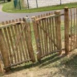 Dubbele Franse rondhoutpoort van 80 cm breed bi 120 cm hoog per poortdeel bevestigd aan schapenhek van 120 cm hoog.