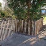 Franse rondhoutpoort van 120 cm breed geplaatst aan schapenhek om als afrastering en doorgang te fungeren.