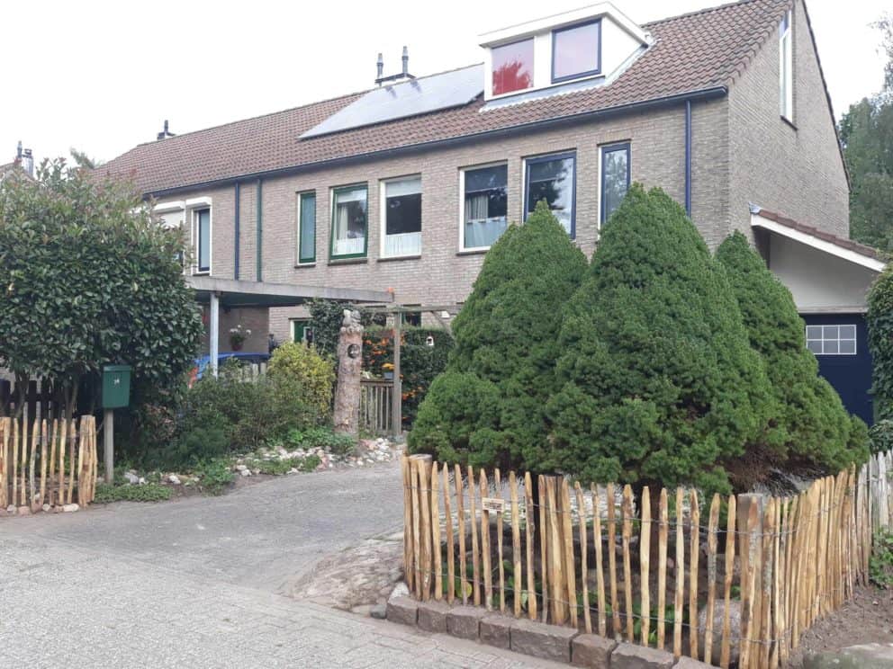 Frans schapenhek van kastanjehout met een hoogte van 80 cm en een latafstand van 4 cm