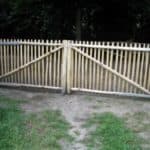 Dubbele Franse rondhoutpoort van 120 cm hoog bij 200 cm breed per poortdeel bevestigd aan een schapenhek omheining van 120 cm hoog.