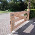 Boerenlandhek van douglas schaaldelen gebruikt als toegangspoort op een erf.