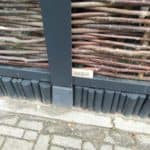 Hazelaarscherm Somme 1 als creatieve afrastering op een kleine verhoging.