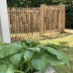 Raamwerkpoort van 100 cm breed bij 120 cm hoog en schapenhek van 120 cm hoog met een latafstand van 4 cm.