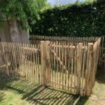 Raamwerkpoort van 100 cm breed bij 120 cm hoog en schapenhek van 120 cm hoog met een latafstand van 4 cm.