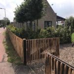 Afrastering bij een woning aan de voorkant bij een fietspad. Kastanjehouten schapenhek van 100 cm met een latafstand van 4 cm en een boerenlandhek bekleed met datzelfde hekwerk.