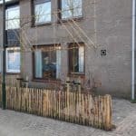 Frans schapenhek van kastanjehout met een hoogte van 80 cm en een latafstand van 4 cm . Dit hekwerk is geplaatst met de punten naar beneden.