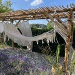 kastanje houten palen afgewerkt met rasterlatten - Ibiza stijl