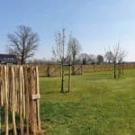 Schapenhek 100 cm met latafstand 6 cm. De klant gebruikte robiniapalen en een dubbele Franse rondhoutpoort