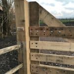 Post & Rail afgewerkt met een eikenhouten plantpaal