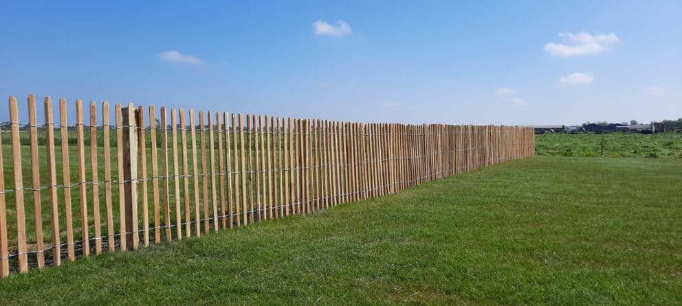 Frans schapenhek van robinia hout met een hoogte van 120 cm en een latafstand van 4 cm