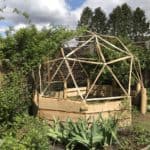 Dome, gemaakt van rasterlatten van 200 cm en kastanjehouten schaaldelen