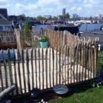 Frans schapenhek kastanje 100 cm hoog, latafstand 4 cm als afscheiding op een dakterras