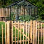 Schapenhek van robinia can 80 cm hoog met latafstand 8 cm met een raamwerkpoort van 80 cm hoog bij 80 cm breed met robinia schapenhek bekleed