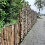 Schutting van gevlochten wilgentenen en kastanjehouten palen