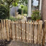 Frans schapenhek 80 cm hoog met een latafstand van 4 cm met en raamwerkpoort van 120 cm breed bij 80 cm hoog.