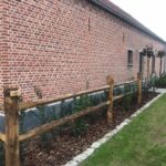 Een Post en Rail hek niveau 2 met ronde staanders en ¼ liggers
